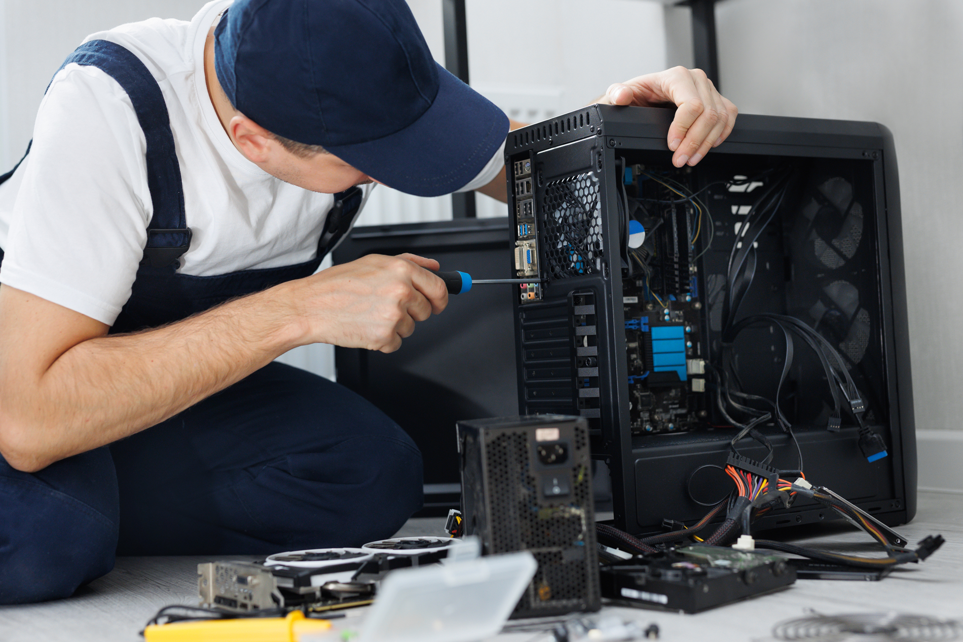 WEBcloseup-computer-technician-holding-a-screwdriver-2025-01-10-20-40-35-utc